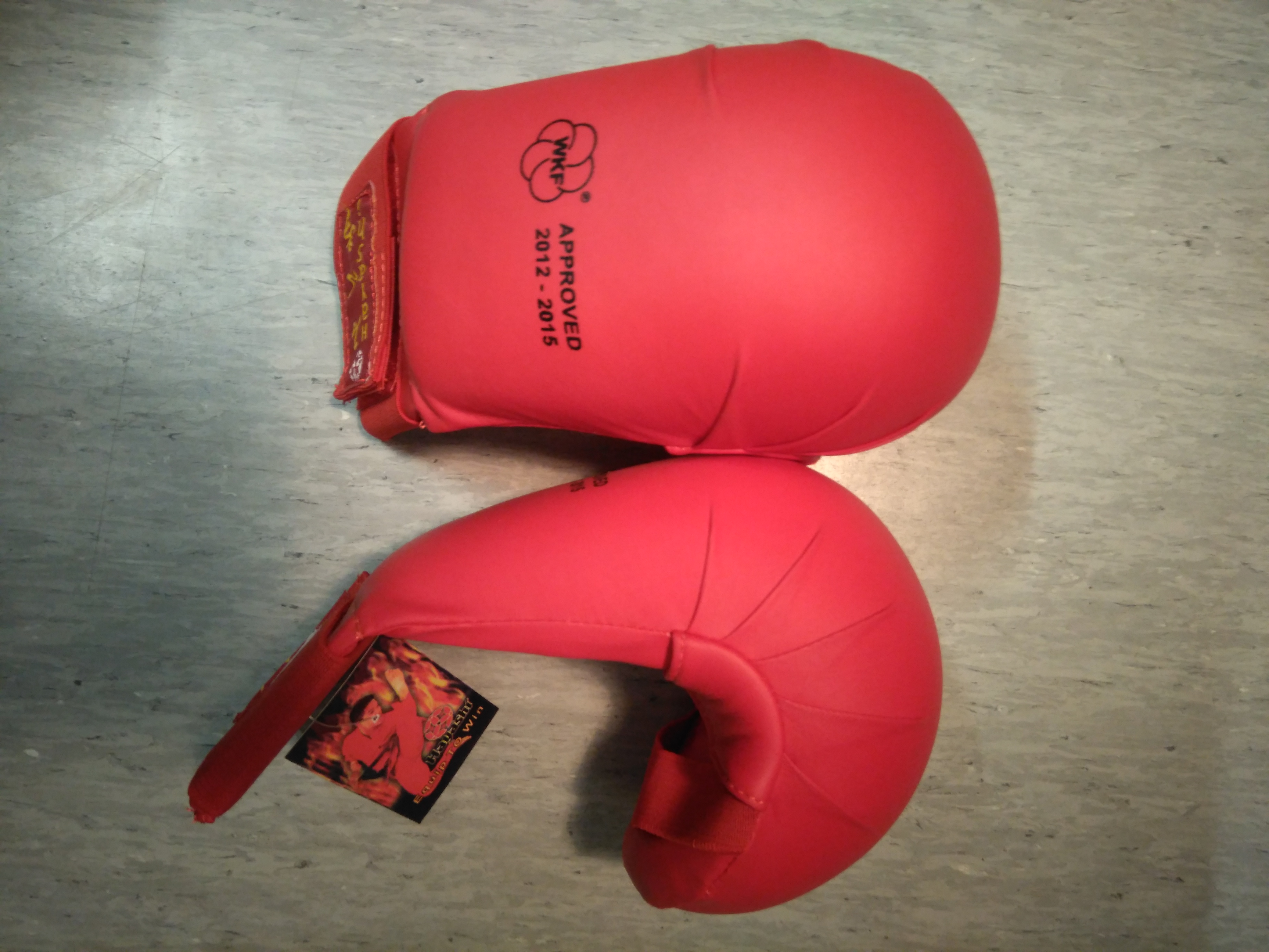 Karatehanskat – punaiset